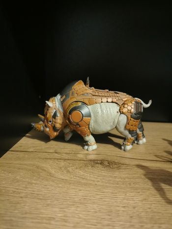 Figurine black panther /rhinocéros