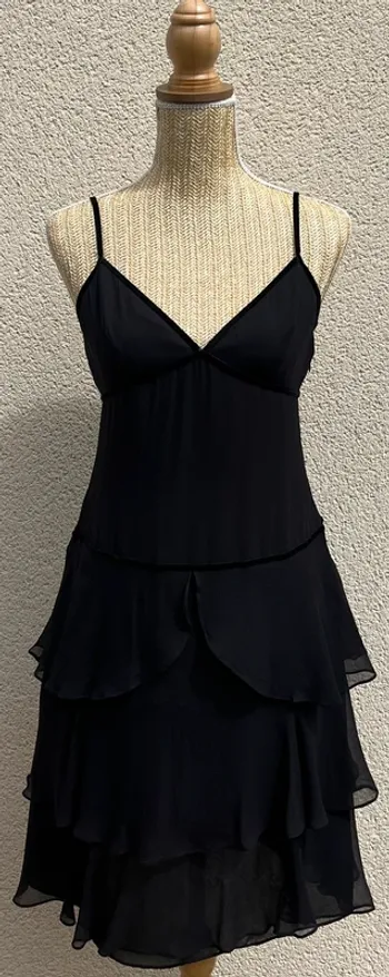 Jolie robe noire avec volants Alain Manoukian, femme, taille : W 38