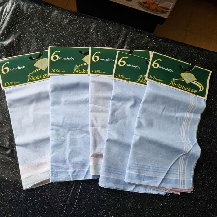 5 paquets de 6 mouchoirs (soit 30) NEUF