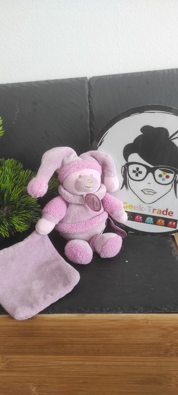 Doudou et compagnie ours Douceur Macaron rose mouchoir bonnet  Boule Fou Violet