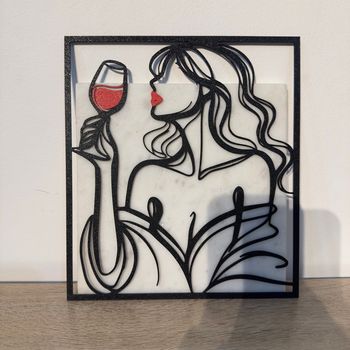 Décoration murale femme avec verre de vin 23cm