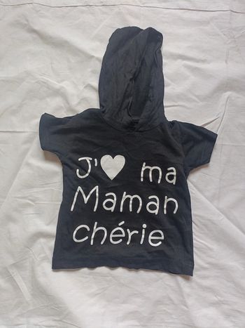 T shirt noir a capuche manche courte 6 mois unixsexe avec inscription "j aime ma maman cherie "