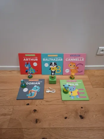 Lot 1 boite à  histoire + 5 livres abécédaires + 5 figurines + 1 câble usb