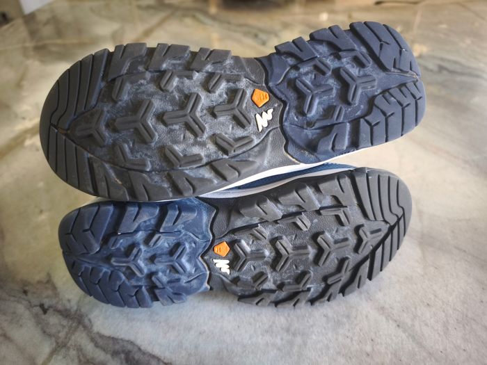 Chaussures montantes de randonnée Taille 34 Decathlon Quechua. Très bon état. Grises et  fushia. Lavées pour la  vente. - photo numéro 3