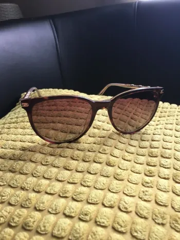 Lunette de soleil verres polarisants Mauboussin avec citation sur l’amour gravée