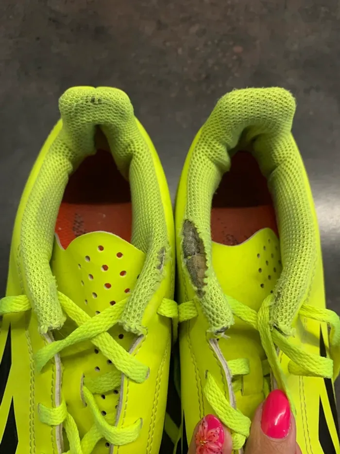 Crampons de foot adidas jaune taille 35 - photo numéro 3