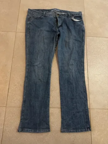 Jean 3 suisses, bon état mais un peu abimé entre les jambes, taille 50 50x100cm