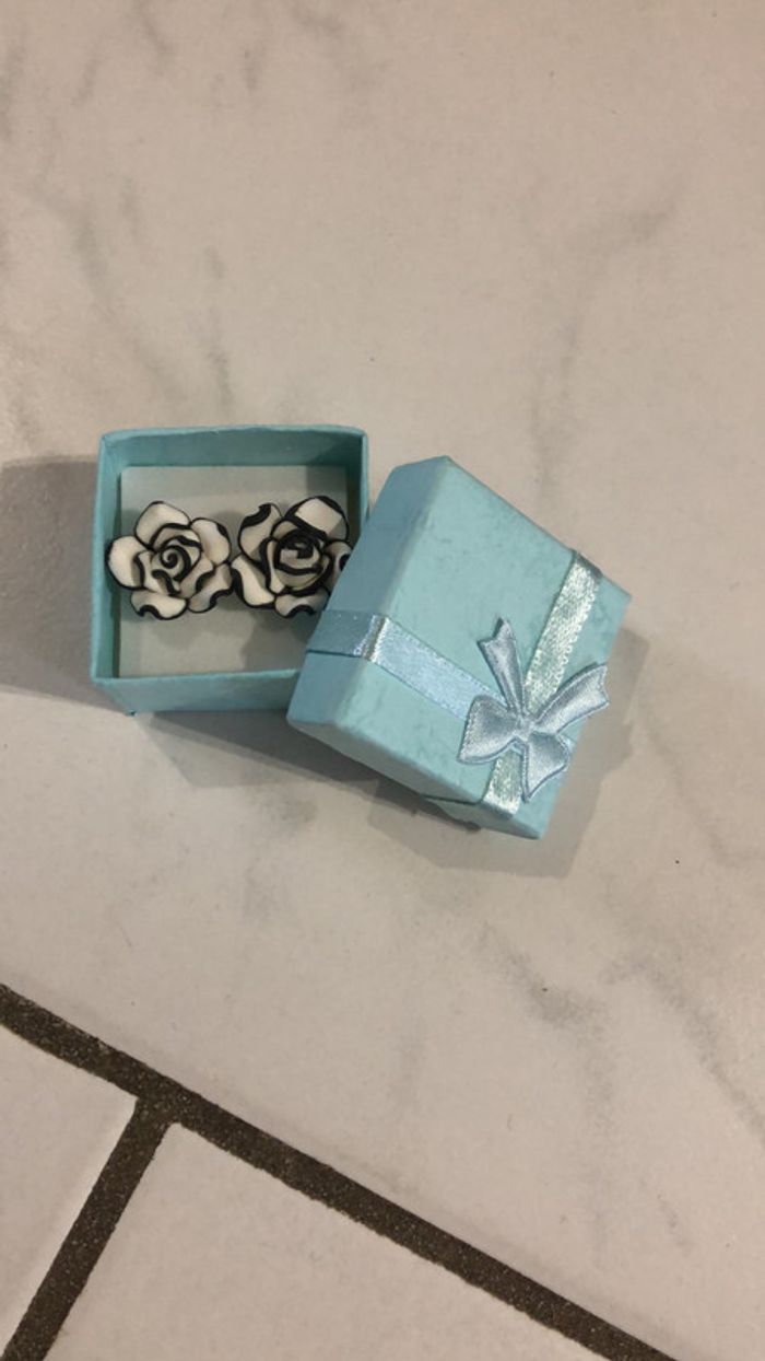 Boucles d’oreilles + boîte cadeau