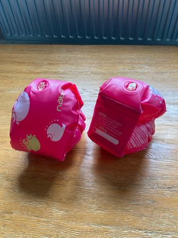 Brassards roses avec motifs poissons 