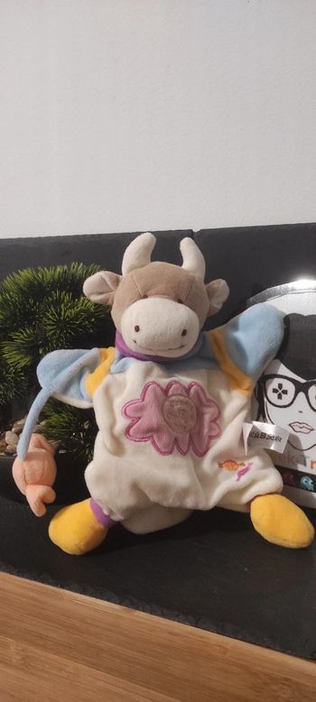 doudou et compagnie marionnette vache bonbon nuage blanc jaune bleu rose marron dc1618