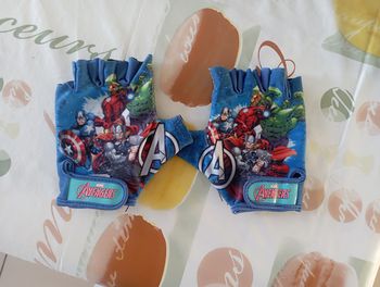 Gants de vélo bleu Avengers 6/8 ans 1€