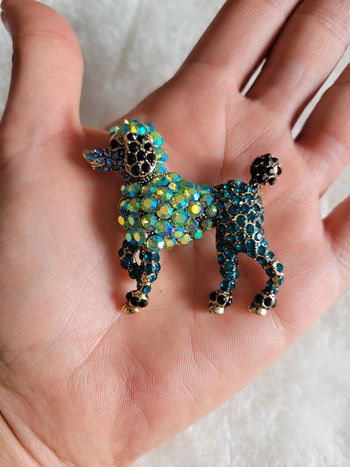 Broche chien 🐕 caniche strass bleus