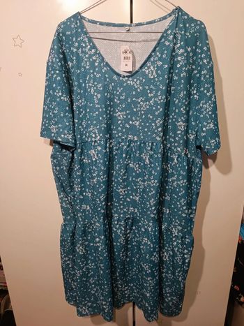 Robe bleue à fleurs blanches 3xl neuve avec étiquette