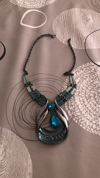 Collier bleu