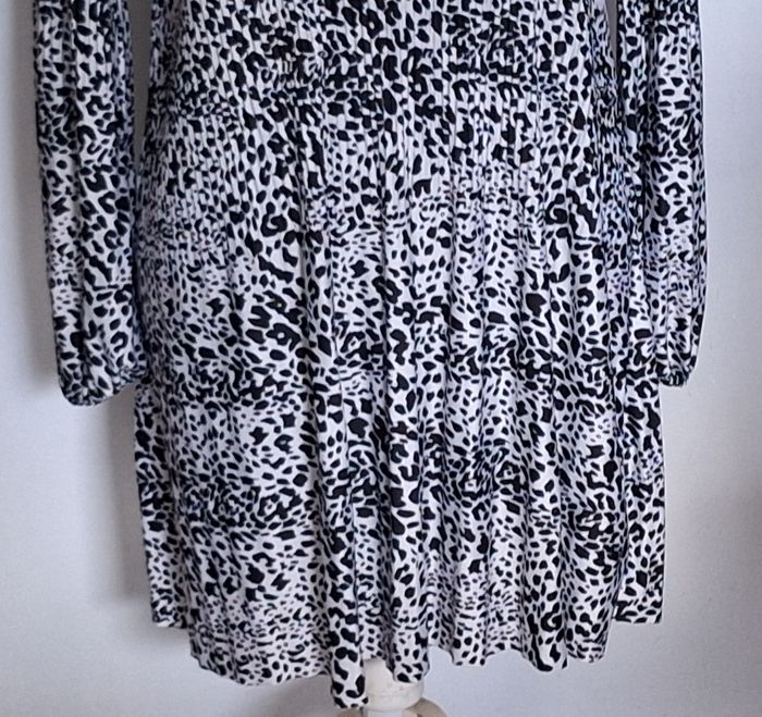 Robe blanche et noire fluide plissée - photo numéro 3