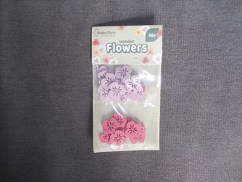Lot de 36 fleurs en bois neuves à 0,50 EURO
