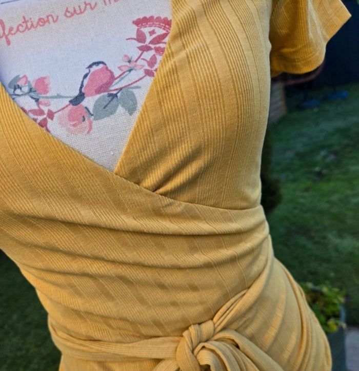 Tee-shirt cache-cœur jaune taille S - photo numéro 2
