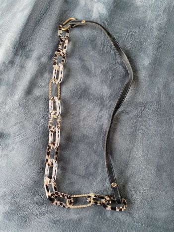 Sautoir noir et doré motif léopard