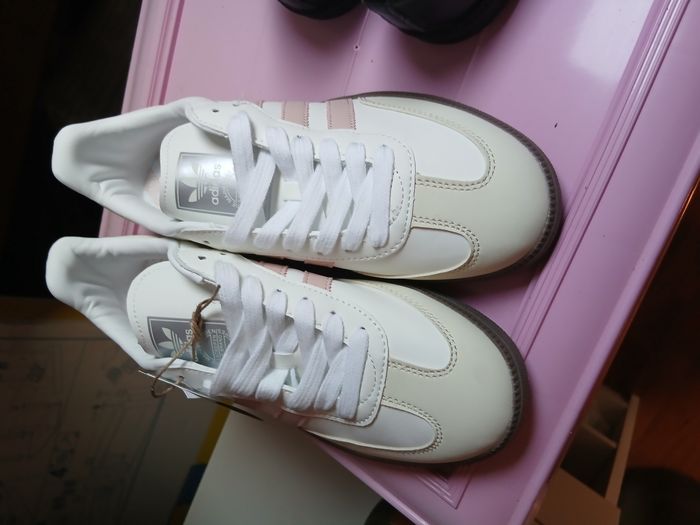 Paire de baskets Adidas T40 samba neuves Blanches/rose - photo numéro 2
