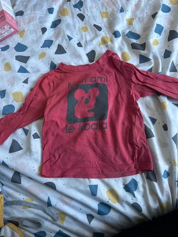 Deux. T-shirts manches longues.