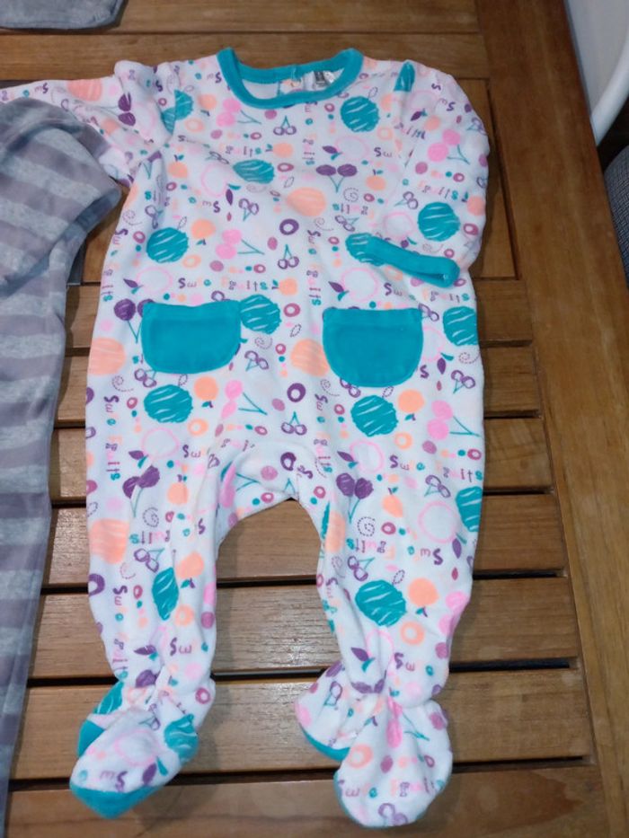 Lot de 3 pyjamas mixte NEUF T 9 mois - photo numéro 2