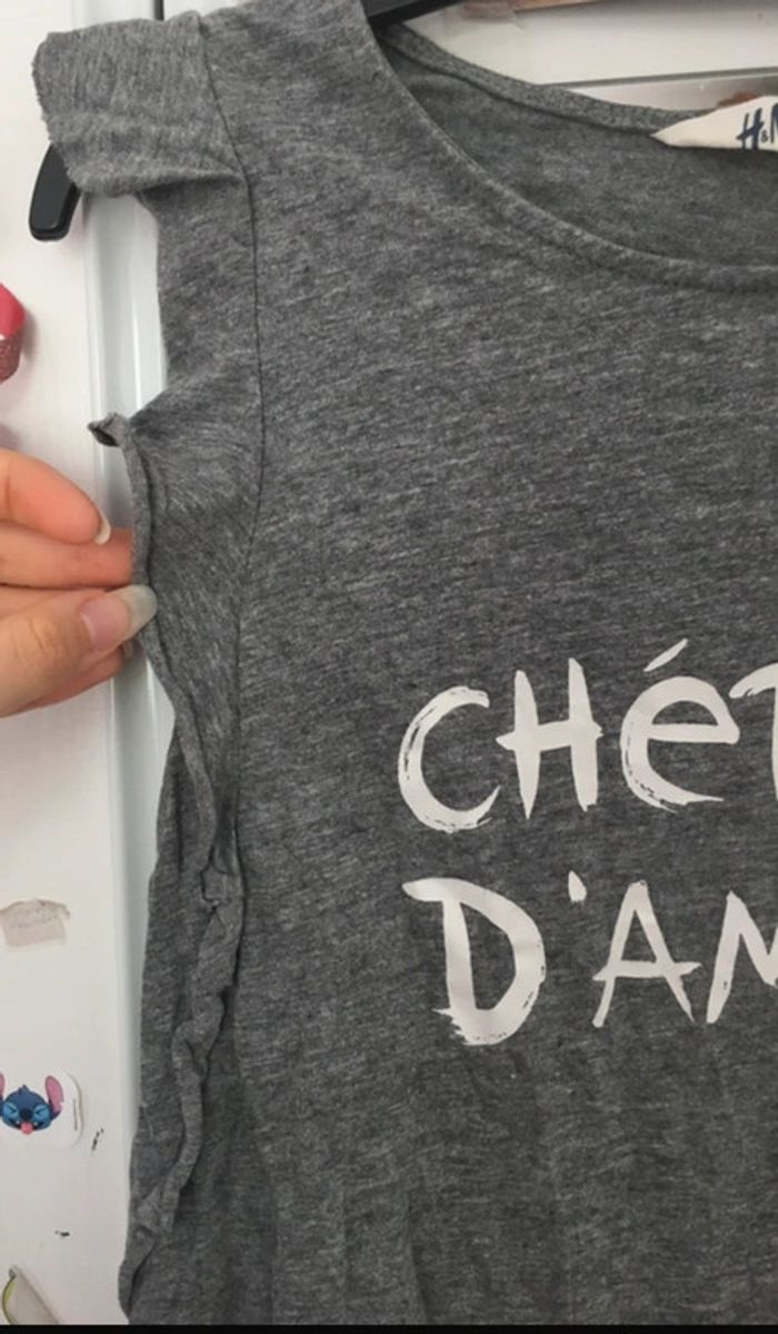 t-shirt gris chiné avec inscription blanche. Sur les manches il y a des volants H&M 12/14 ans - photo numéro 3