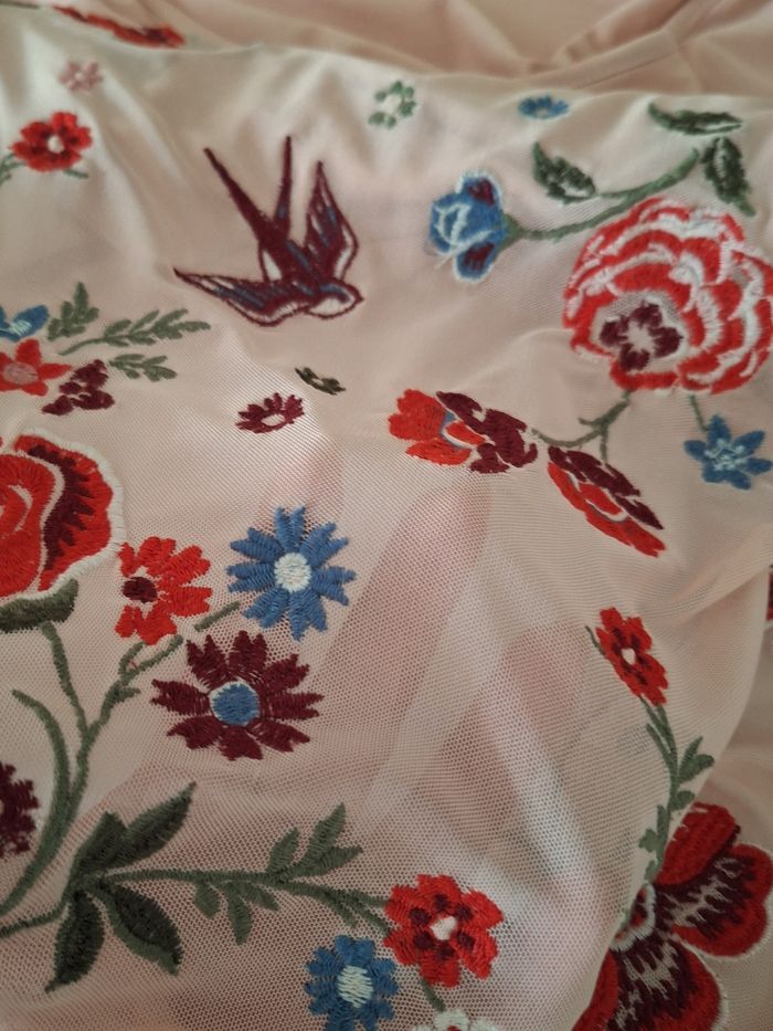 Tee-shirt rose en voile brodé de fleurs et d'oiseaux - photo numéro 6