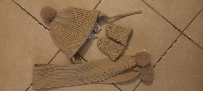 Ensemble écharpe bonnet moufles en très bon état