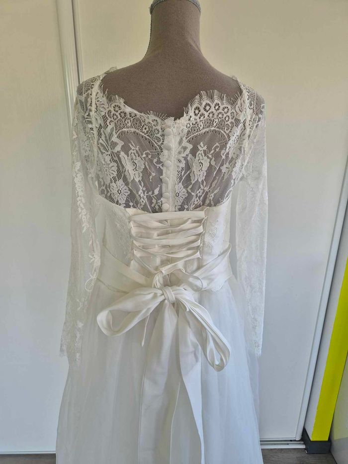 Robe de mariée avec manches en dentelle - photo numéro 5