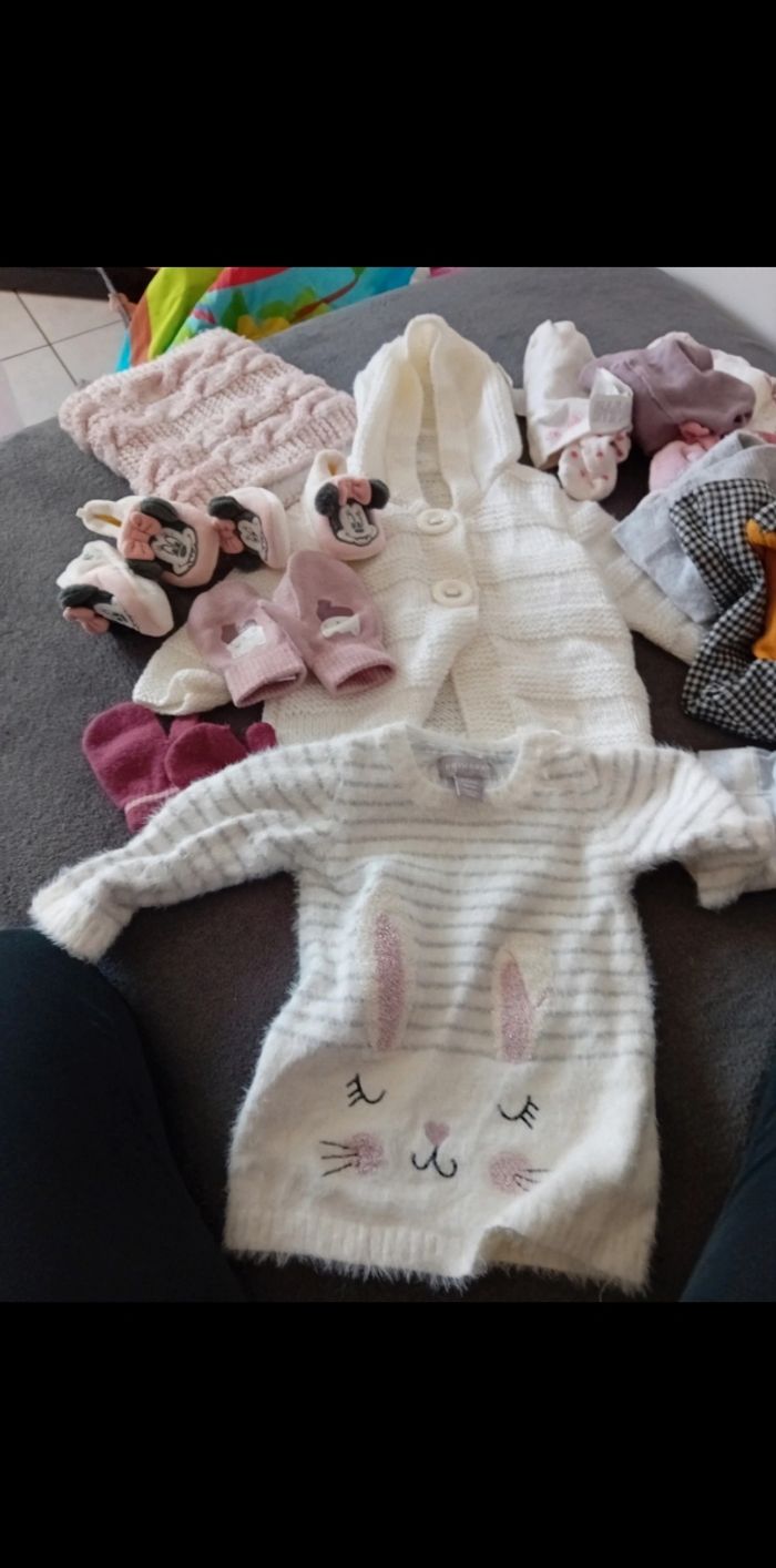 Lot ŕobe gilet moufles filles 3 mois