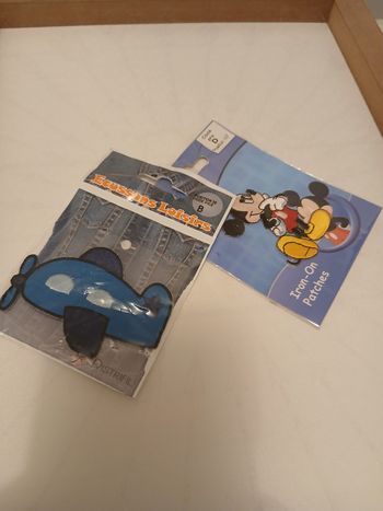 Lot 2 écussons Disney