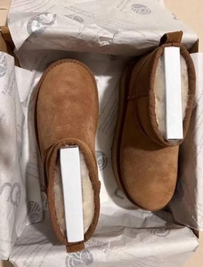 Bottes de neige UGG à talons hauts, pointure 39 - photo numéro 2