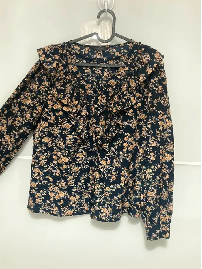Blouse fleurie à volants bleu et marron