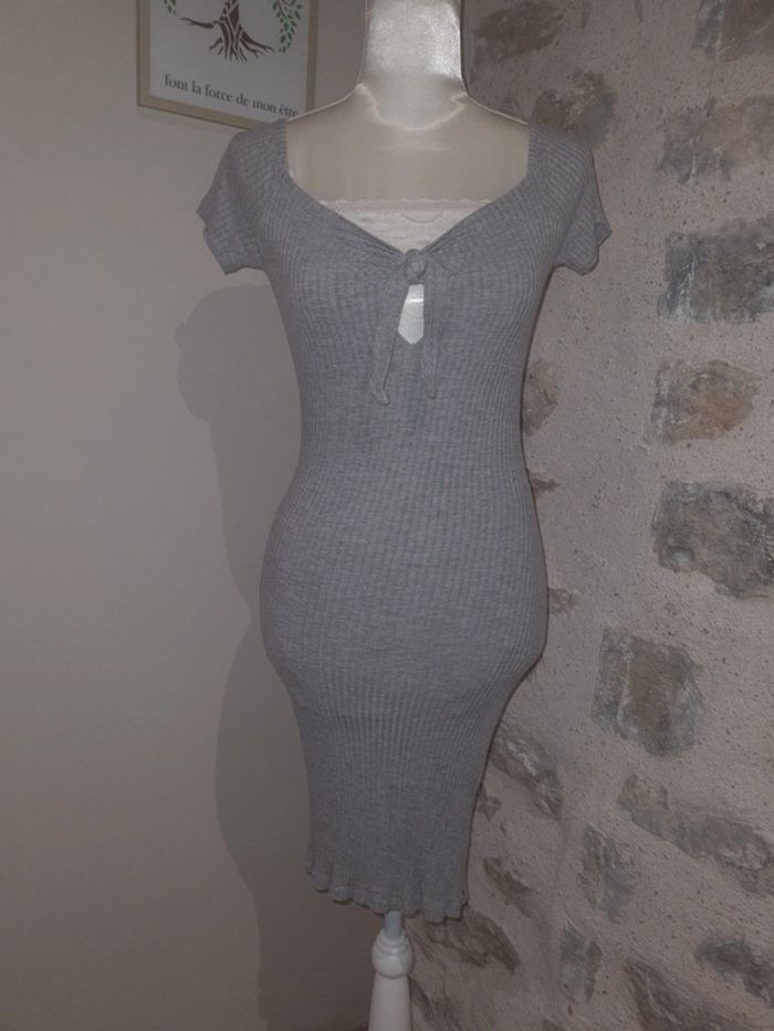 Robe grise près du corps élastique