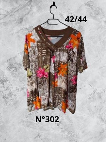 N°302 T-shirt kaki/multicolore T42/44. C&A.