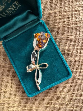 Broche vintage dorée fleur ornée de strass