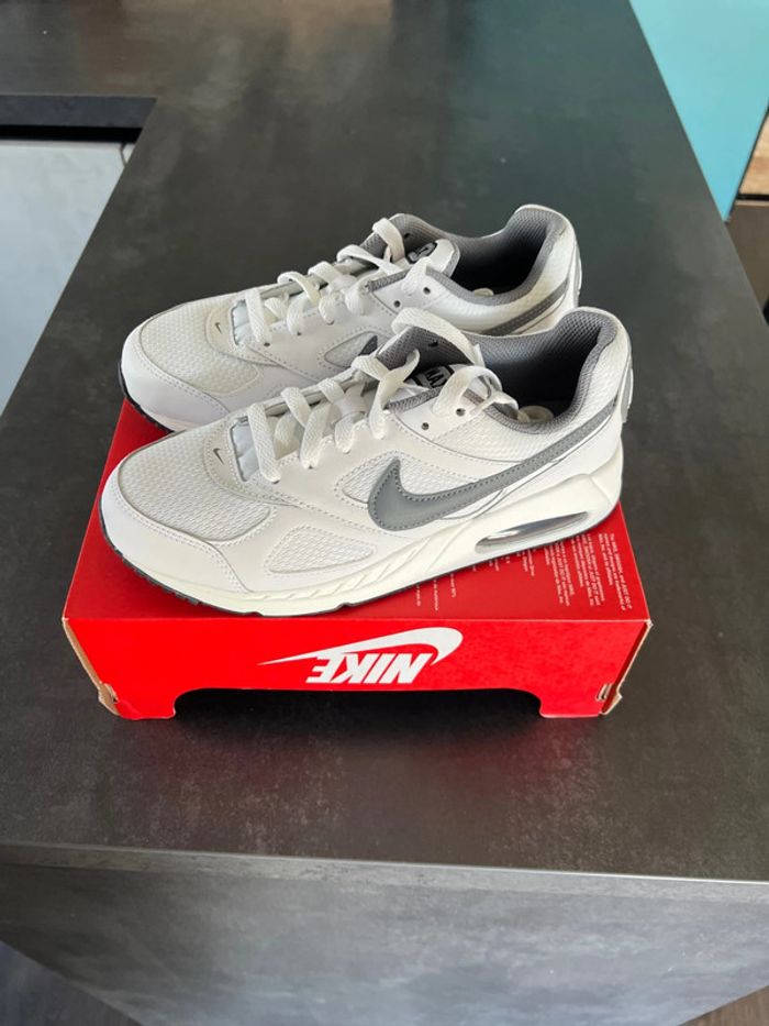 Basket Nike air Max taille 37.5 - photo numéro 4