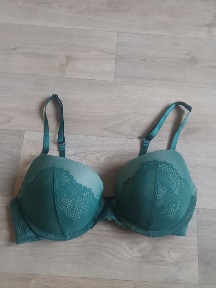 Soutien gorge 95C triumph neuf avec armature et mousse pour effet belle poitrine