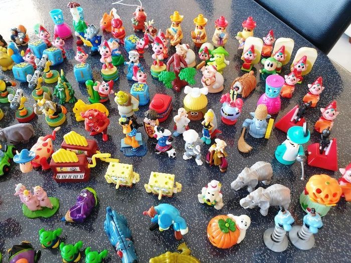 LOT DE 180 FIGURINES KINDER - PERSONNAGES, ANIMAUX, ETC