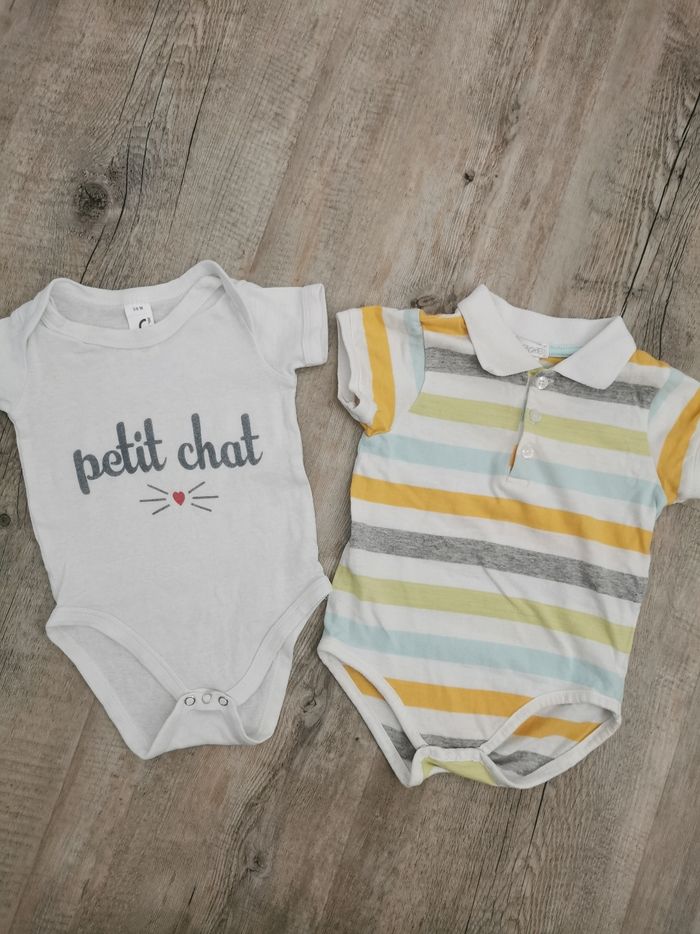 Lot de 2 bodies à MC 6 mois