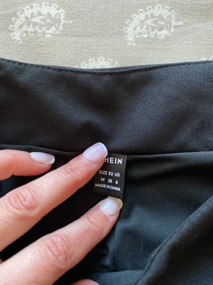 Mini jupe noire détail noeud noire Shein taille 38 - photo numéro 6