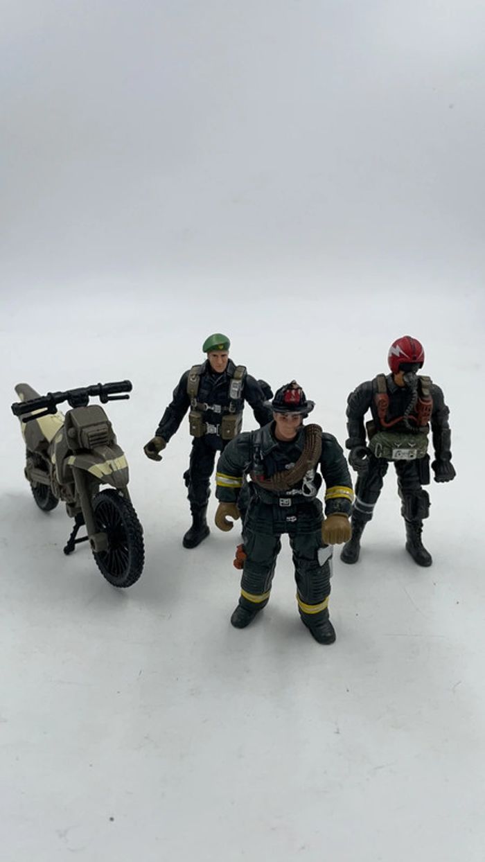 Lot de 3 figurines Soldats militaires articulés + une moto Chap Mei