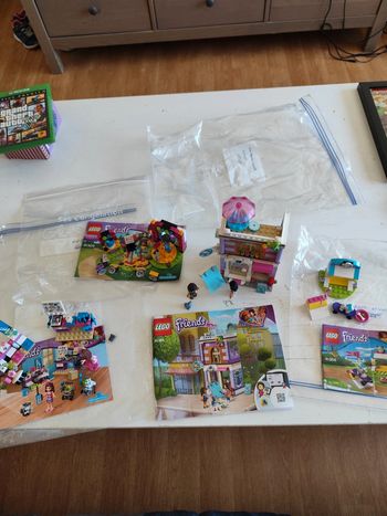 Lot 4 set Lego Friends 41304, 41307, 41365 et 41309 Andréa Emma Olivia chiot