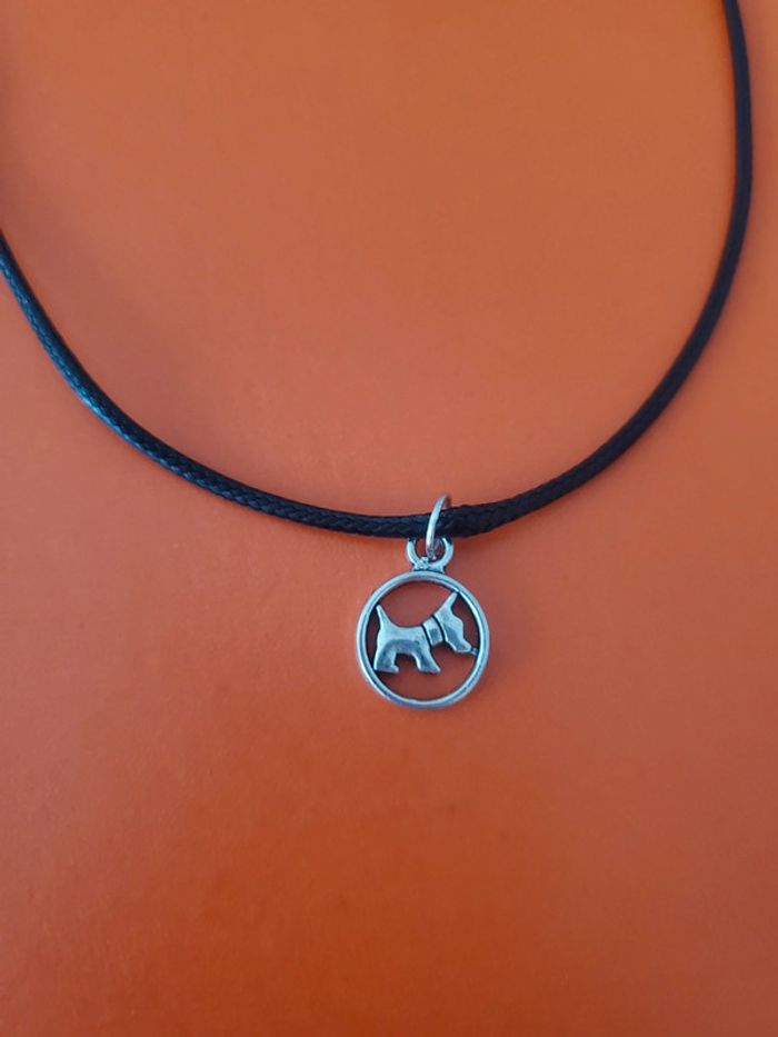 Collier noir pendentif rond chipie chien