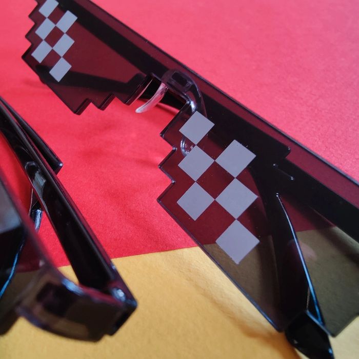 Lot de 2 paires de lunettes de soleil pixellisées - Excellent état 🌟 - Envoi rapide 🚚💨 - photo numéro 3