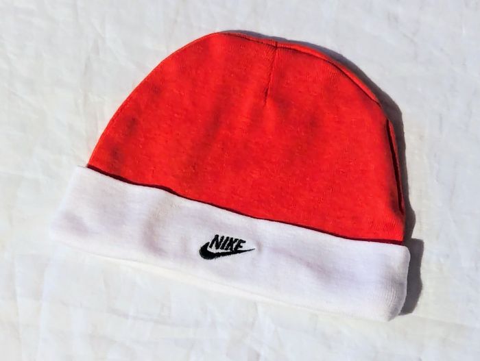 Petit Bonnet Nike Rouge Petit Bandeau Inférieur Blanc Vêtement Accessoire Petits Enfants Bébés