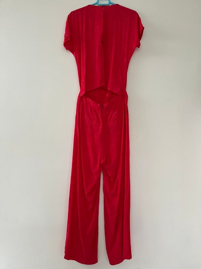 Combinaison rouge ouverte en bas du dos I. Code 34 - photo numéro 2