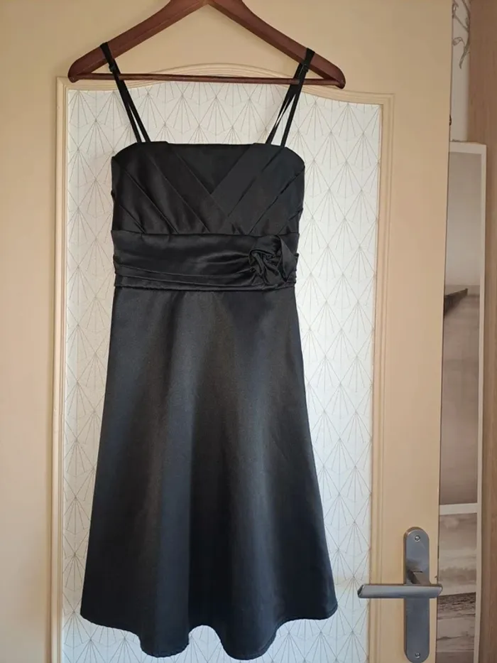 Robe noire femme S comme neuve soirée chic sexy fluide avec ceinture