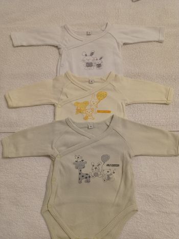 Lot de 3 body un mois blanc et jaune pâle vert amande très très bon état voir photos