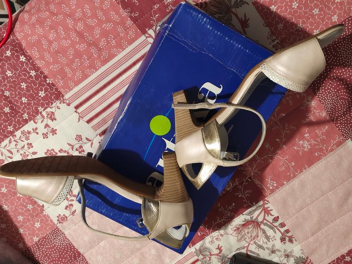 Sandales blanches et dorés - photo numéro 3